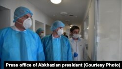 Поводом для неожиданного похода Аслана Бжания в медучреждение, видимо, стала информация о платных услугах