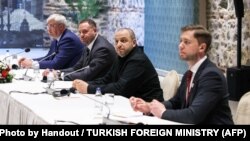 Украинскиот министер за надворешни работи Андриј Сибиха (лево), шефот на кабинетот на претседателот Андриј Јермак (во средина) и украинскиот министер за одбрана Рустем Умеров на преговори со руска делегација во Турција