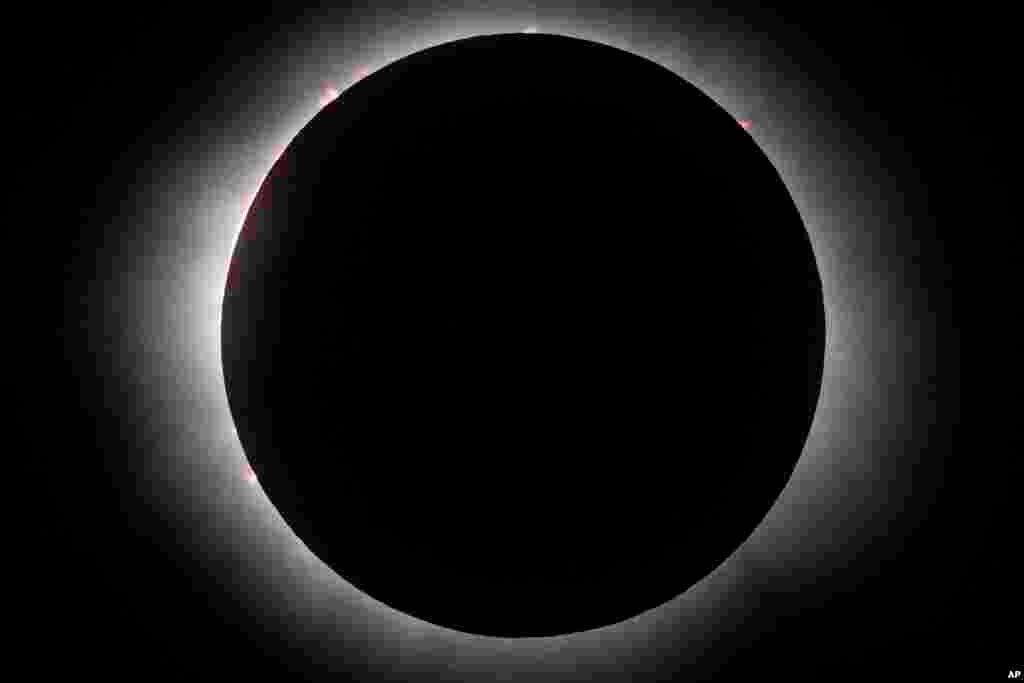 Soarele este total acoperit de lună la Mazatlan, în Mexic - Eclipsele totale au loc atunci când Luna se află exact între Pământ şi Soare, blocând temporar lumina astrului. Soarele este de aproximativ 400 de ori mai mare decât Luna, dar şi de 400 de ori mai departe, astfel că cele două corpuri cereşti par a avea dimensiuni similare. 