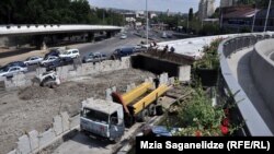 ესტაკადის მშენებლობა გმირთა მოედანზე