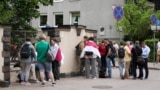 Людзі каля амбасады ЗША ў Менску чакаюць вызваленых палітвязьняў, 11 верасьня 2025