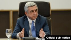 Армения - Президент Серж Саргсян во время совещания в Центральном банке, Ереван, 4 апреля 2014 г․
