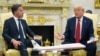 Претседателот Доналд Трамп зборува за време на состанокот со генералниот секретар на НАТО, Марк Руте, во Овалната соба на Белата куќа, понеделник, 14 јули 2025 година, во Вашингтон.