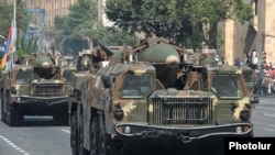 Ракетные комплексы Scud-B на военном параде, Ереван, 21 сентября 2011 г.
