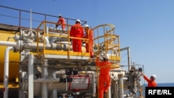 Türkmenistan öz Hazar deňzindäki böleginde takmynan 11 milliard tonna nebit we 5,5 trillion kubometr tebigy gaz baýlyklarynyň bardygyny yglan edýär.