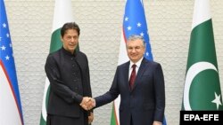 Президент Узбекистана Шавкат Мирзияев с премьер-министром Пакистана Имран Ханом. Ташкент, 15 июля 2021 года.