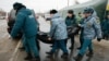 Рятувальники несуть тіло вбитої людини на пункті пропуску «Оленівка», 21 січня 2018 року 