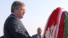 Президент Польши Бронислав Коморовски возлагает венок к мемориалу памяти жертв Геноцида армян «Цицернакаберд», Ереван, 28 июля 2011 г.