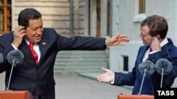 Preşedinţii Medvedev şi Hugo Chavez 