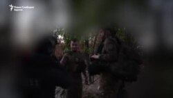 Моментот кога руска граната падна покрај екипата на РСЕ во Украина