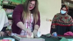 اقبال بانو نجونو ته د فېشني جامو ډیزاینولو روزنه ورکوي