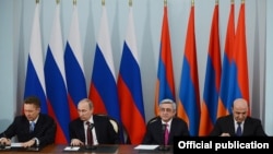 Armenia - Energy Minister Armen Movsisian (R) and Gazprom Chairman Alexei Miller (L) sign a Russian-Armenian gas deal in the presence of Presidents Vladimir Putin and Serzh Sarkisian, Yerevan, 2Dec2013.