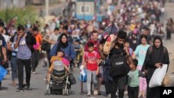 آوارگان فلسطینی که از شمال نوار غزه راهی مناطق جنوبی هستند