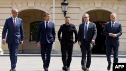 Украинскиот претседател Володомир Зеленски во средина, францускиот претседател Емануел Макрон (лево) и британскиот премиер Кит Стармер (десно)