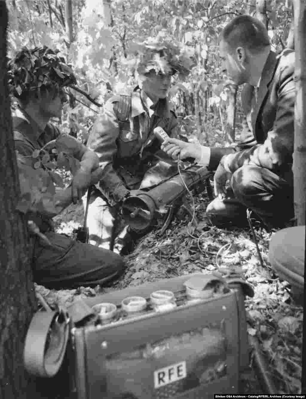Dopisnik RSE iz Berlina Tom Bodin razgovara s američkim vojnikom tokom zajedničke angloameričke vežbe u šumi Grunevald u Zapadnom Berlinu 1964. godine.Radio je smatran idealnim medijumom da se dopre do stanovništva koje živi pod represivnim režimima, delom i zato što nije ostavljao nikakav inkriminišući trag. Slušaoci su mogli da prate emisiju, a zatim jednostavno promene frekvenciju.