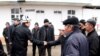 ЖК төрагасы Асылбек Жээнбеков баштаган депутаттардын тобу Баткенде, февраль, 2013.