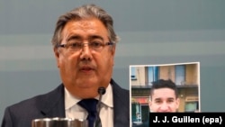 Ministrul spaniol de interne Juan Ignacio Zoido arată presei fotografia presupusului terorist Younes Abouyaaqoub, Madrid 21 august 2017