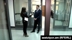 Armenia - Deputy Speaker of Parliament Eduard Sharmazanov giving an interview to an RFE/RL Armenian Service correspondent, 9 March, 2016