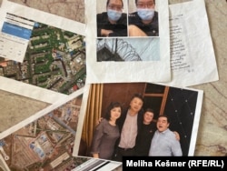 Лагерьлар урыны күрсәтелгән фотолар. Бер фотода Сидик Нидерландка килгәч Кытай полиция хезмәткәре шалтыратуы. Икенче берсендә Келбинур гаиләсе һәм аның гаиләсенә Кытай хөкүмәте "беркеткән" "сакчы"