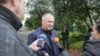 Мікола Статкевіч дае інтэрвію незалежным СМІ каля турмы пасьля вызваленьня. Менск, 7 кастрычніка 2017 году