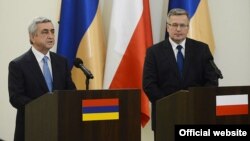 Poland - Armenian President Serzh Sarkisian (L) and his Polish counterpart Bronislaw Komorowski hold a joint news conference in Warsaw, 25Jun2013.