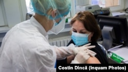 Medicii și autoritățile insistă că singura metodă eficientă de a oprit valul patru al pandemiei este vaccinarea.