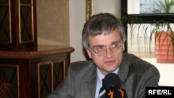 Փիթեր Սեմնեբին հարցազրույց է տալիս «Ազատություն» ռադիոկայանին, 1 մայիսի, 2009