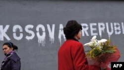 Grafite me mbishkrimin "Kosova Republikë", të shkruara nga Lëvizja Vetëvendosje, në kundërshtim të marrëveshjeve për fusnotën. 
