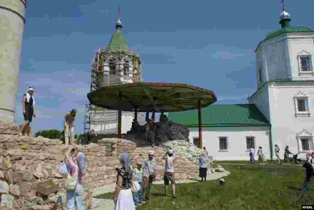 Иске урыс чиркәве хәзер музей. Чиркәү Җәмигъ мәчетенең нигез ташларына терәлеп тора