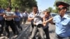 Кыргызская полиция задерживает участников акции протеста оппозиции против итогов выборов президента республики. Бишкек, 29 июля 2009 года.