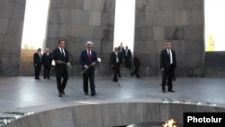Президенты Армении и Франции в мемориальном комплексе Цицернакаберд, посвященном памяти жертв Геноцида армян, 6 октября 2011 г. 