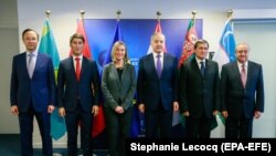 EU foreign-policy chief Federica Mogherini (3rd left) poses with Central Asian ministers during an EU-Central Asia ministerial meeting in Brussels in November 2018.