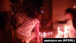 Зажжение свечей возле ресторана «Арснакар» в память о Ваге Аветяне, Ереван, 30 июня 2012 г.