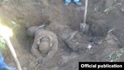 Қотиллар мурдаларни трактор ёрдамида кўмиб ташлаган