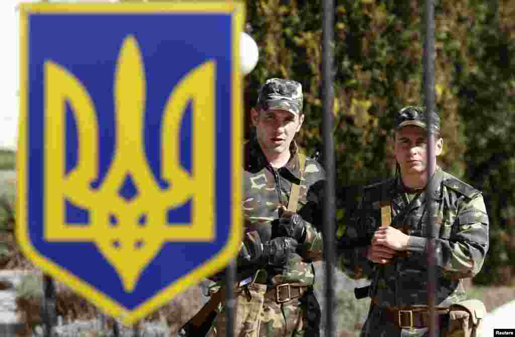 Украинские военные охраняют базу в деревне Любимовка неподалеку от Симферополя.&nbsp;