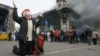 Украина -- Антиөкмөттүк демонстрацияга катышып жаткан бир аял Жаратканга жалбарып жатат. Киев, 19-февраль, 2014.