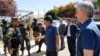 Президент Эво Моралес улутташтырылган "Транспортадора де Энергия Электрика” компаниясынын баш кеңсесине өзү келип, аскерлерге аны ээлөөнү буйруду. 1-май, 2012-жыл. 