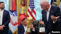 Джей Ди Вэнс, Дональд Трамп и Джанни Инфантино на встрече в Овальном кабинете Белого дома, Вашингтон, 22 августа 2025 года
