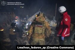 Спасатели на месте удара дрона по жилому дому в Запорожье, 21 марта 2025 года