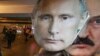 Маскі Пуціна і Лукашэнкі ў сувэнірнай лаўцы ў Санкт-Пецярбургу