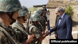 Նիկոլ Փաշինյանը ԼՂ պաշտպանական դիրքերից մեկում, 16-ը հունիսի, 2018 թ․ 
