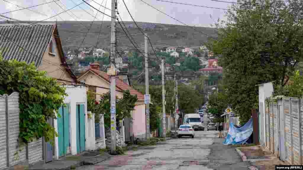 Промислова – одна з типових вулиць мікрорайону. За нею видно плато, яке північним краєм, що отримав назву Петровські скелі, тягнеться майже до центру міста