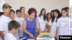Մարի Յովանովիչը հայ-թուրք-ամերիկյան ամառային ճամբարի հայ մասնակիցների հետ: