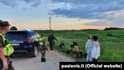 Грамадзяне Іраку, якія незаконна перасеклі мяжу Беларусі ль Літвой у чэрвені 2021 году. Ілюстрацыйнае фота