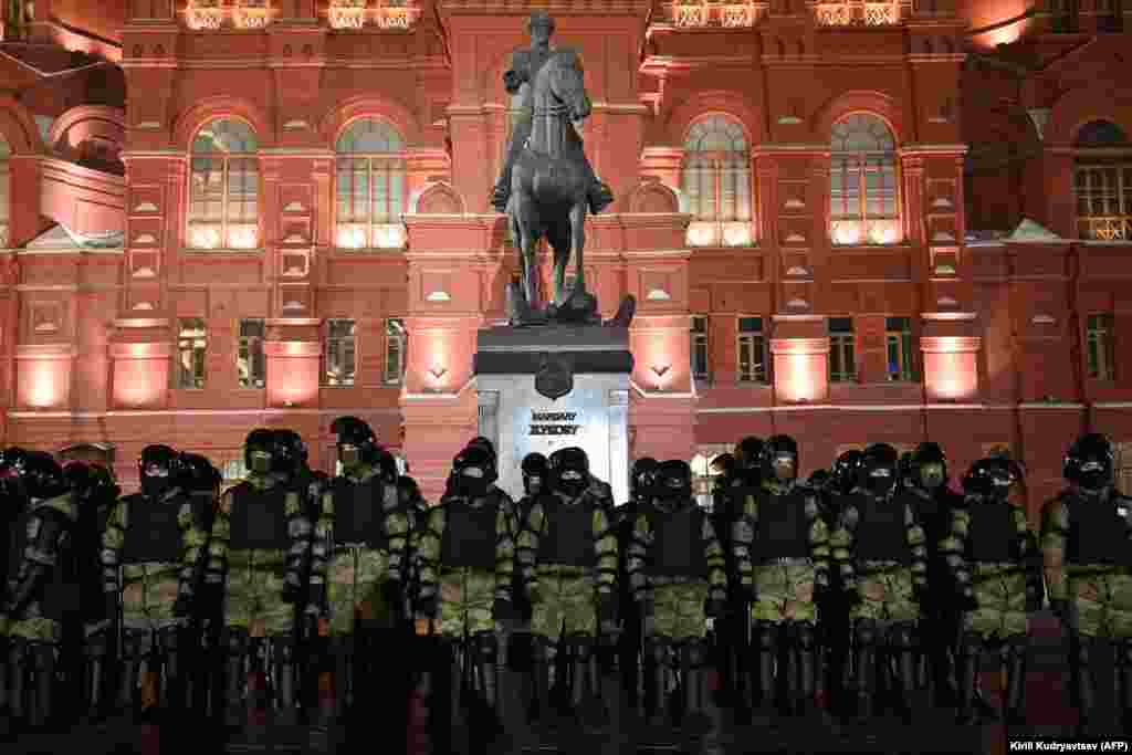 Силовики перед пам&rsquo;ятником радянському маршалу Георгію Жукову на Красній площі в Москві &nbsp;