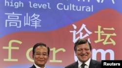 Chinese Prime Minister Wen Jiabao (left) with EC President Jose Manuel Barroso at the opening ceremony of the first EU-China High Level Cultural Forum in Brussels on October 6.