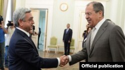 Президент Армении Серж Саргсян (слева) и министр иностранных дел России Сергей Лавров, Ереван, 23 июня 2014 г. (Фотография - пресс-служба президента Армении) 