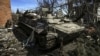 Брошенный российский бронетранспортер в селе Малая Рогань близ Харькова, освобожденном украинскими военными, 28 марта 2022 г.