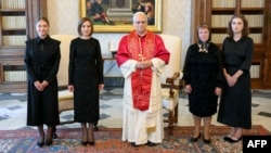 Imagine de la audiență, într-o fotografie de la serviciul de presă al Vaticanului. La dreapta Papei (în imagine): mama și sora Maiei Sandu. În dreapta președintei este consiliera ei de politică externă, Olga Roșca.
