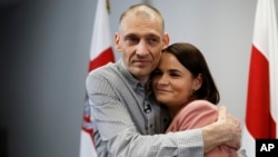 Activistul din opoziția belarusă Serghei Țihanovski își îmbrățișează soția, lidera opoziției Svetlana Țihanoskaia, după eliberarea sa din închisoare în luna iunie.